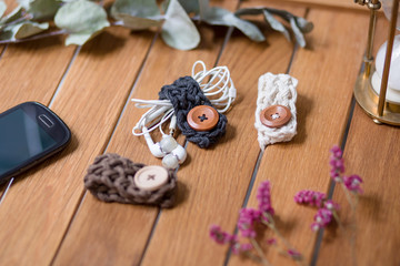 Ranges-câbles tricotés avec boutons en bois