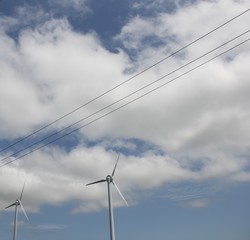 風力発電機と電線のある風景(北海道)