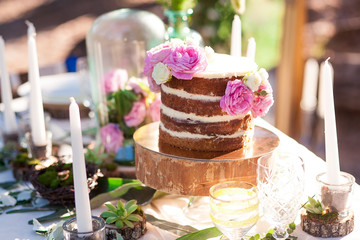 Obraz na płótnie Canvas Puffy wedding cake with flowers