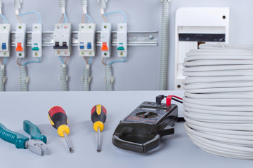 Набор оборудования,провода и инструмента для ремонта электрических устройств