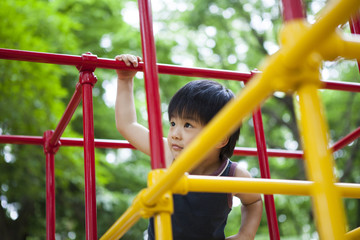 Obraz premium A boy playing athletic in the park