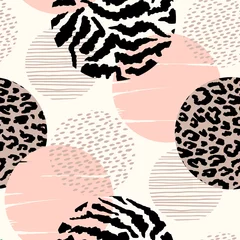 Behang Abstracte geometrische naadloze patroon met animal print en cirkels. © Nadia Grapes