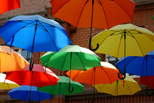 Unter der Decke hängende aufgespannte bunte Regenschirme