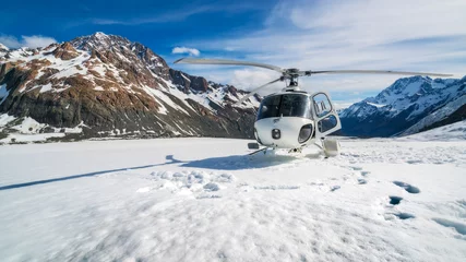 Papier Peint photo hélicoptère Atterrissage d& 39 hélicoptère sur une montagne de neige