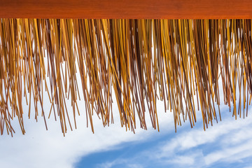 rebord de toiture en paille synthétique