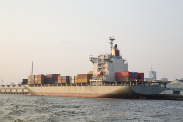 Container ship to the docks to wait for the container.