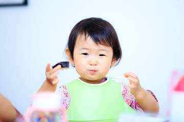 食事中の子供