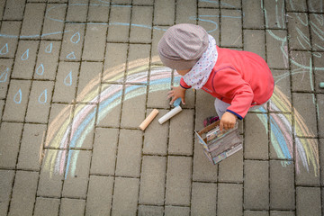 Kleinkind Regenbogen malen mit Kreide 