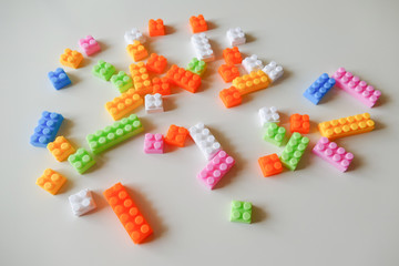 散らばったカラーブロック