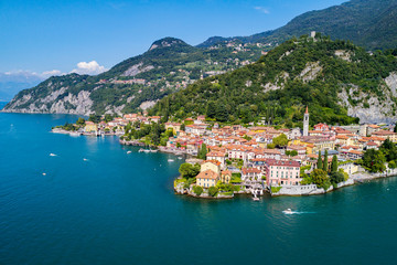 Fototapeta na wymiar Varenna - Lago di Como (IT) - Vista aerea del borgo e del Castello di Vezio