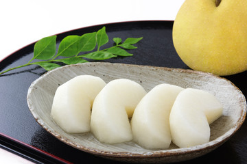 皿に盛り付けされた梨