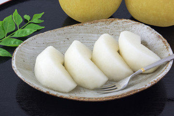 皿に盛り付けされた梨