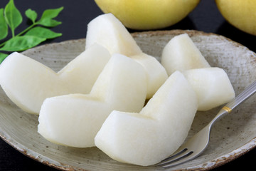 皿に盛り付けされた梨