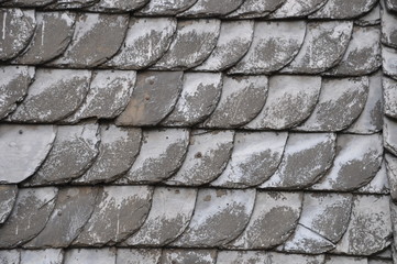 Fassade aus verwitterten Schieferplatten