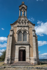 Fototapeta na wymiar Chapelle du Mont Brouilly dans le beaujolais en France