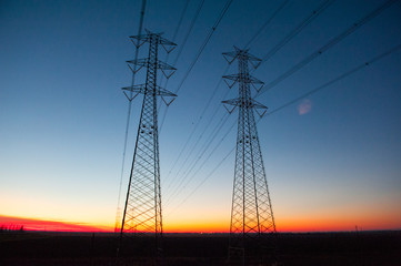 Tralicci dell'alta tensione elettrica al tramonto