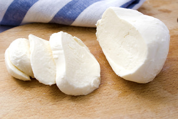 Mozzarella fresca tagliata su tagliere