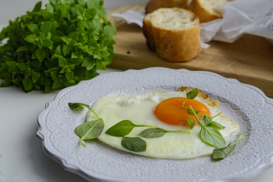 Завтрак: яичница с зеленью