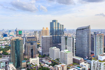 Fototapeta na wymiar Bangkok city skyline aerial view at day time and skyscrapers of midtown bangkok.