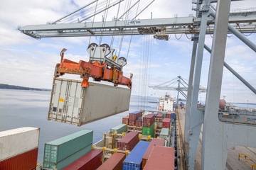 Containerschiff wird entladen