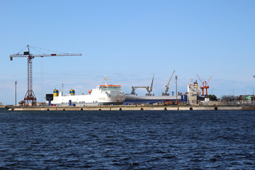 un bateau cargo à quai au port de Dunkerque occupé à être charger par des grue