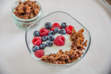 Joghurt mit Müsli und Beeren