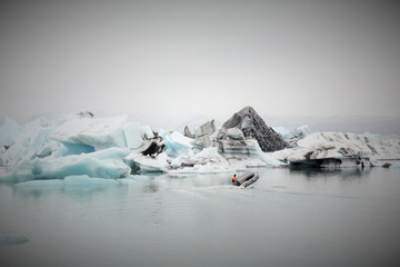 Islande, surveillance des icebergs à Jokulsarlon 