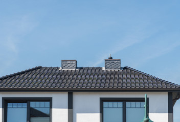 Neues Dach mit Schornsteinen