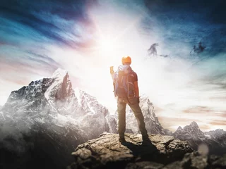 Poster Bergbeklimmer met helm staat op de bergtop. Concept voor succes. © XtravaganT