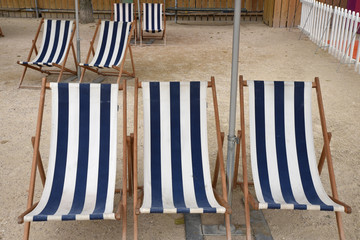 Transats &agrave; bandes bleues et blanches