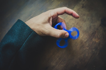 Businessman in a business suit and a white shirt turns blue spinner