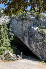 Obraz premium Upper entrance of drivable cave 