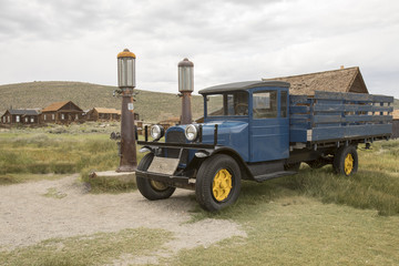 Obraz premium Vintage truck at gasoline pumps, Bodie