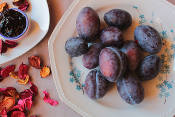 PRUGNE NEL PIATTO CON DECORAZIONE DI POTPOURRI