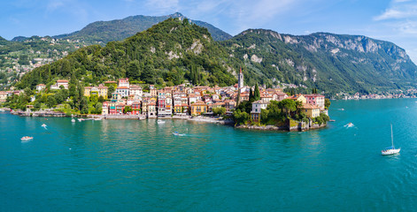 Fototapeta na wymiar Varenna - Lago di Como (IT) - Vista aerea del borgo e del Castello di Vezio 