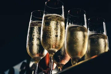 Fotobehang een rij glazen champagne gevuld staat klaar om geserveerd te worden © loki_ast