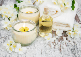 Obraz na płótnie Canvas Massage oil and jasmine flowers