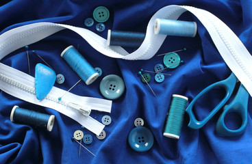 n&auml;hutensilien blau auf blauem textil