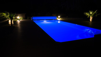 piscine éclairée de nuit