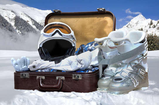 valise dans la neige et &eacute;quipement pour les sports d'hiver