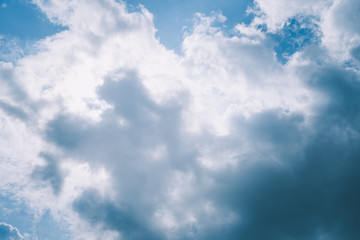 Dunkle Wolken bei blauem Himmel und Sonnenschein mit dramatischer Atmosphäre fotografiert