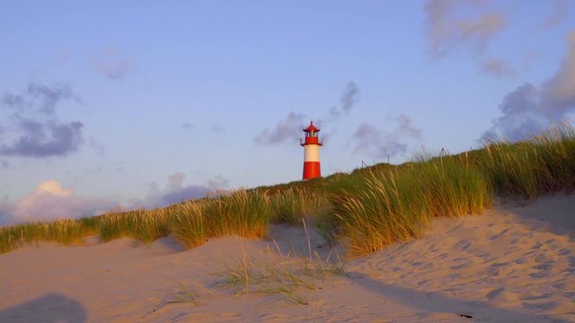 Sylt Leuchtturm List im Sonnenuntergang Licht mit D&uuml;nen