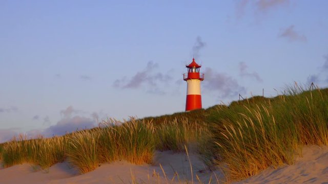 Sylt Leuchtturm List im Sonnenuntergang Licht mit D&uuml;nen