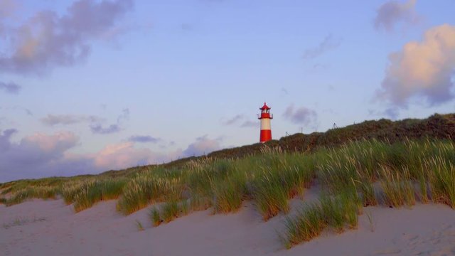 Sylt Leuchtturm List im Sonnenuntergang Licht mit D&uuml;nen