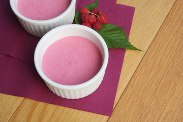 Crema ai lamponi su tavolo di legno