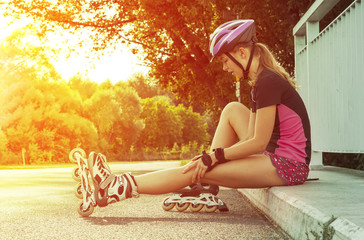 Frau Inlineskating / Verletzung / Straße