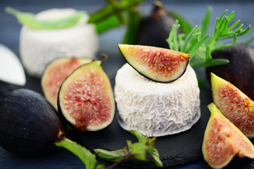 Schafskäse mit Feigen
