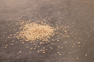 Sesamkörner auf einer dunkel grauen Küchen Arbeitsfläche