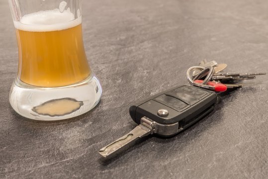 Bier in einem Glas und Autoschlüssel auf dem Tisch