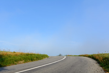 Kurvige Asphalt Strasse 